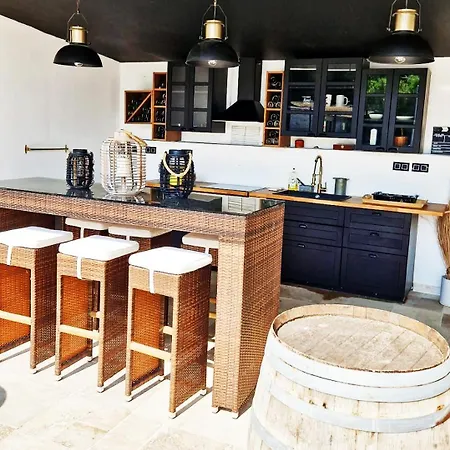 Superbe Mas En Pierres De 350 M2 Avec Piscine Pool House Wifi Parking Gratuits *